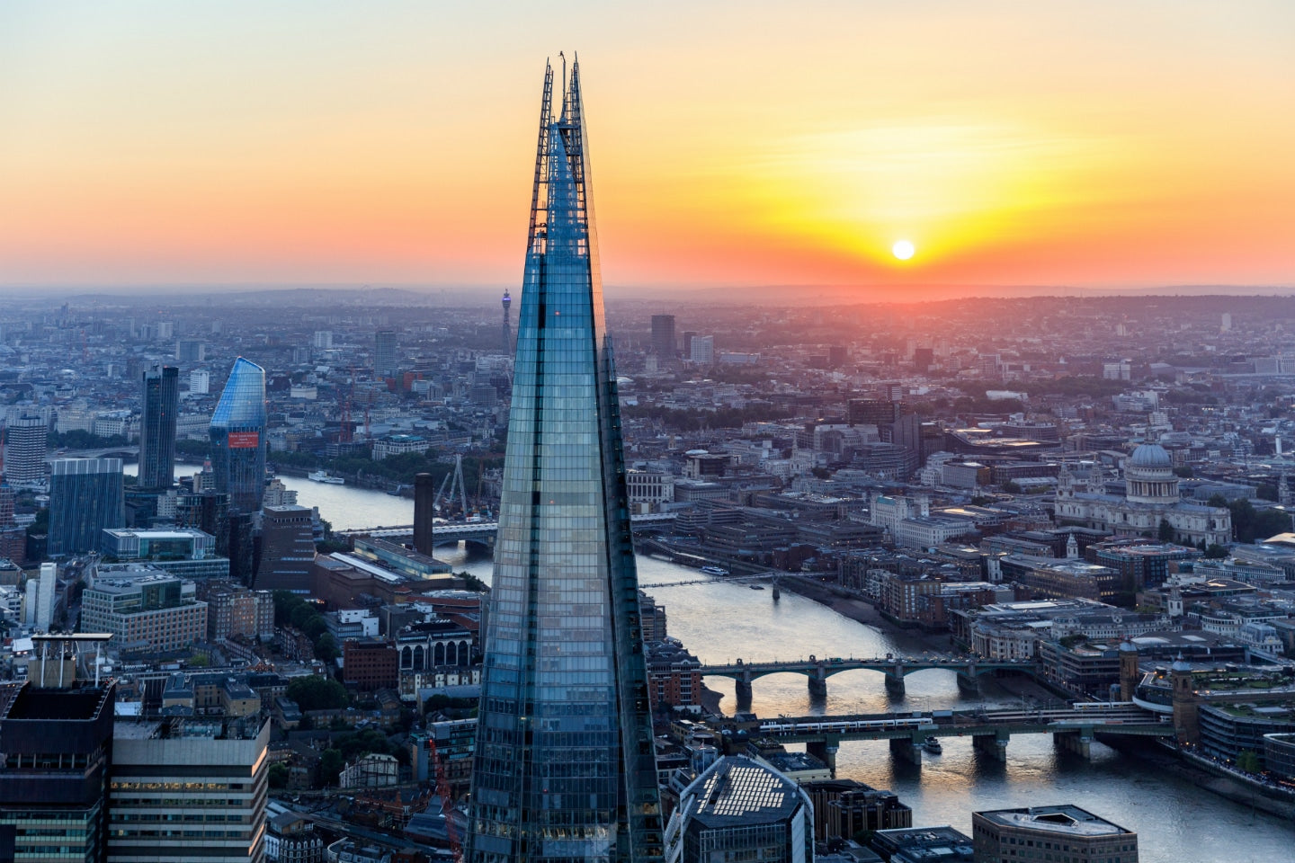 2nt: 4* London stay, breakfast & View from The Shard with Champagne: £498 for two
